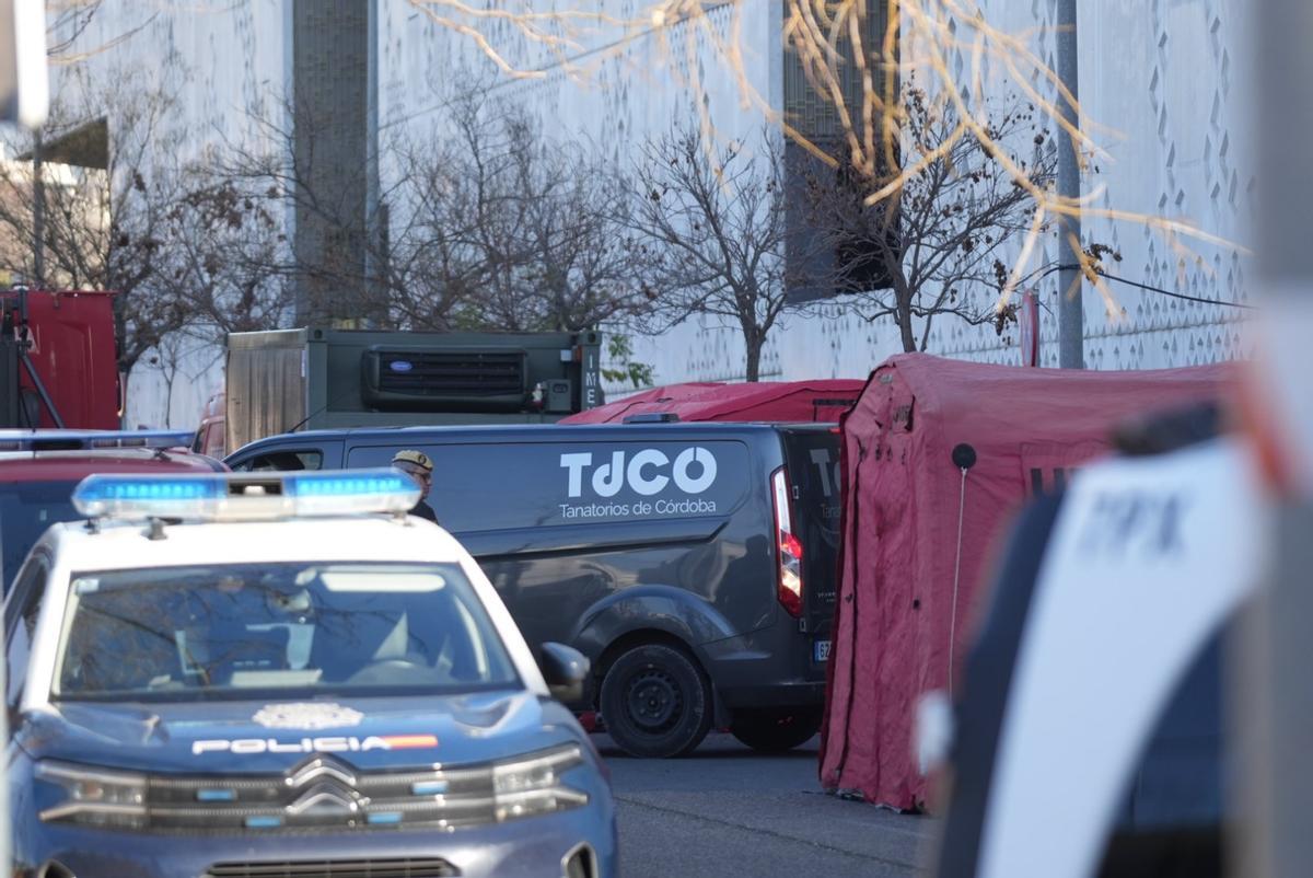 Vehículos del Tanatorio y de la Policía, junto a tiendas de campaña de la UME, junto al Instituto de Medicina Legal de Córdoba.