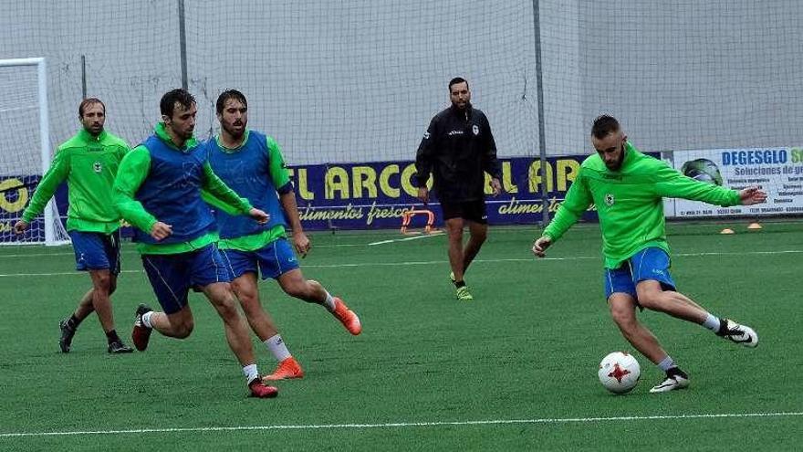 Álvaro García controla el balón ante la presencia de Cuello, Castiello, Aimar y Hernán durante el entrenamiento del miércoles en Ganzábal.