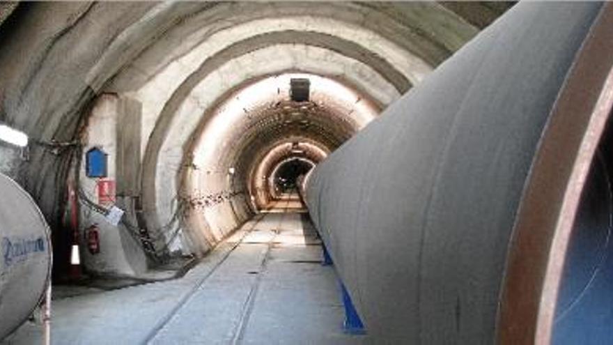 Túnel i canonada de connexió de les xarxes d&#039;aigües del Ter i el Llobregat, a Collserola.