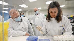SYDNEY, AUSTRALIA - AUGUST 19: Prime Minister Scott Morrison takes a tour at the AstraZeneca laboratories in Macquarie Park, on August 19, 2020 in Sydney, Australia. The Australian government has announced an agreement with the British pharmaceutical giant AstraZeneca to secure at least 25 million doses of a COVID-19 vaccine if it passes clinical trials.  The University of Oxford COVID-19 vaccine is currently in phase-three testing. If the vaccine proves to be successful, Australia will manufacture and supply vaccines and will be made available for free. The project could deliver the first vaccines by the end of this year or by early 2021. (Photo by Nick Moir - Pool/Getty Images)