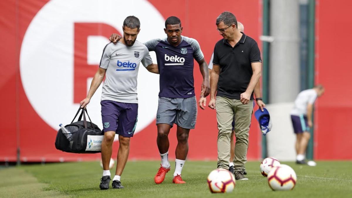 Mesalles, fisio del Barça, Malcom y Ricard Pruna, médico azulgrana, tras la lesión del brasileño.