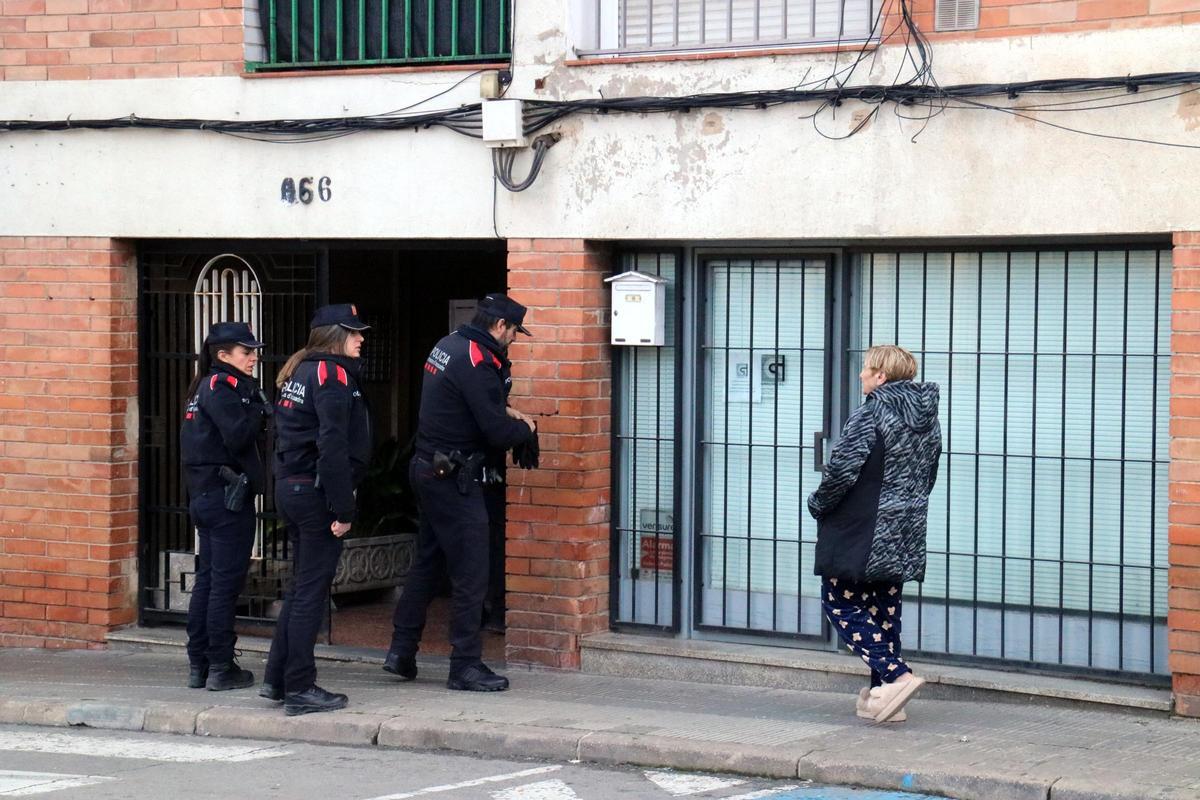 Una veïna arriba a l'edifici aquest matí després de passar la nit fora per culpa de l'incendi