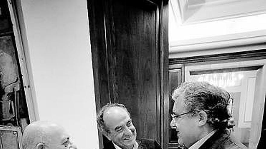 Los concejales Avelino González (ASIA), MAnuel Peña (PP) y Román Antonio Álvarez (PSOE), en corrillo antes de empezar el Pleno.