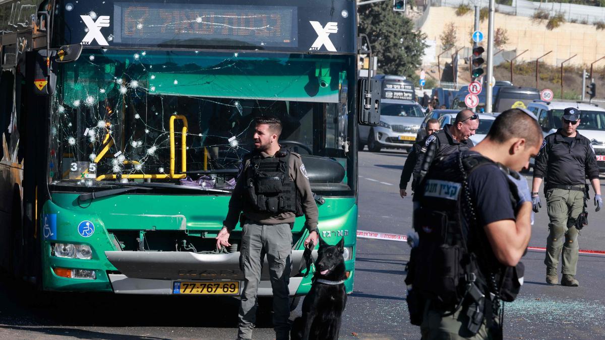 La policía de Israel inspecciona el bus de Jerusalén en el que ha explotado uno de los dos artefactos.