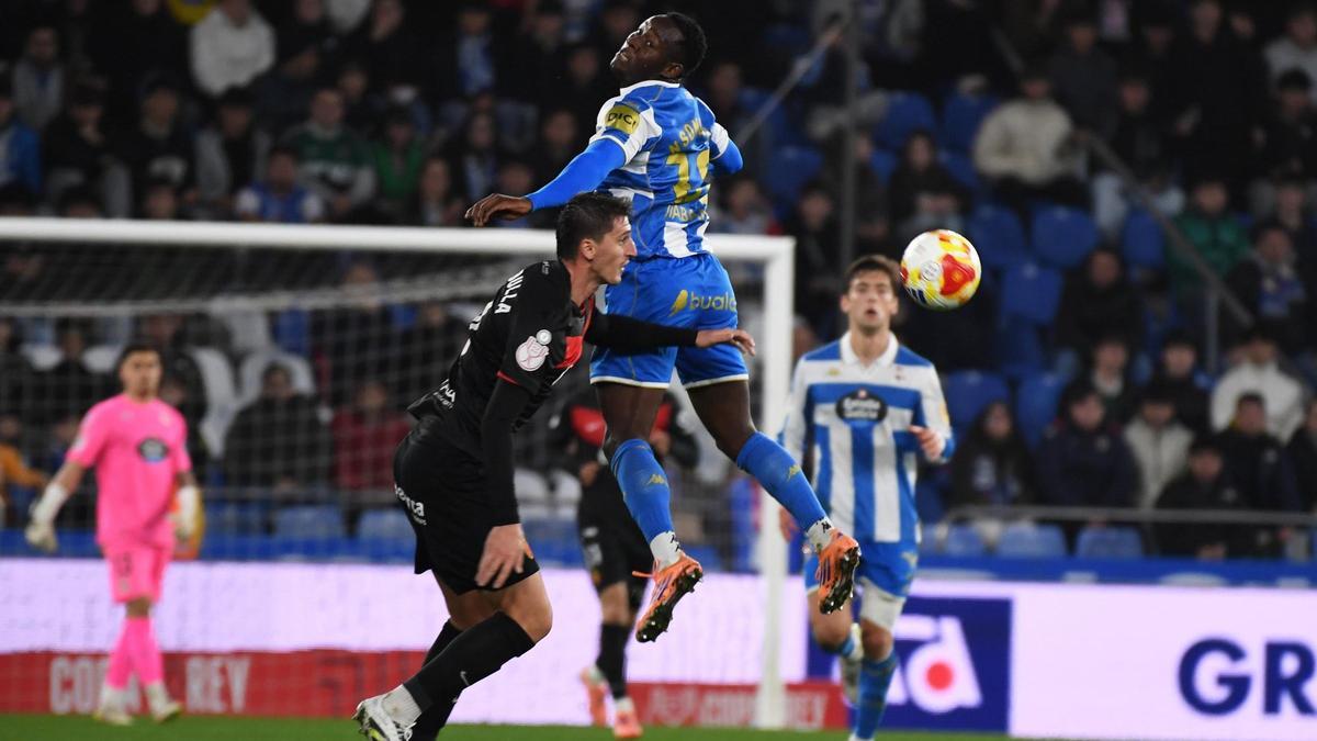 Bil Nsongo disputa un balón ante Kumbulla