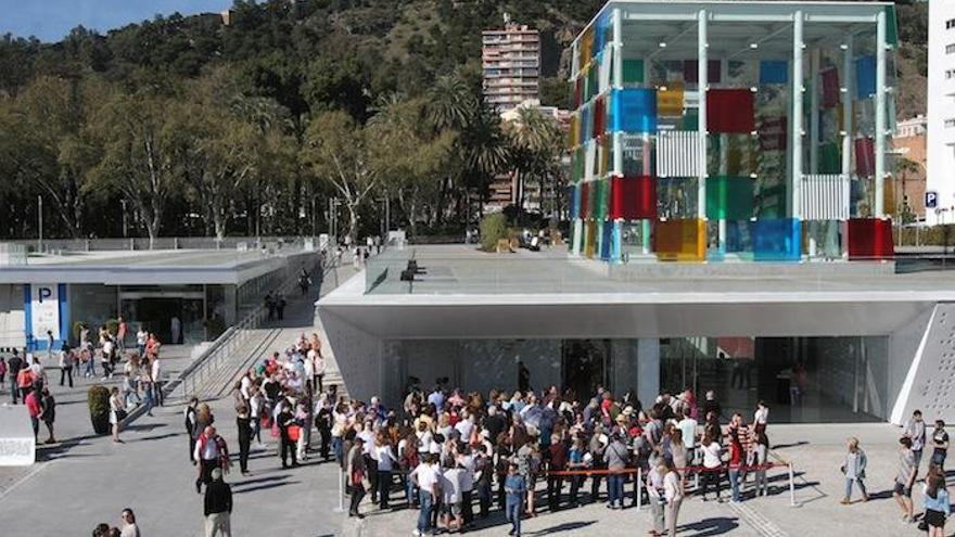 Colas para entrar en el Centre Pompidou Málaga.