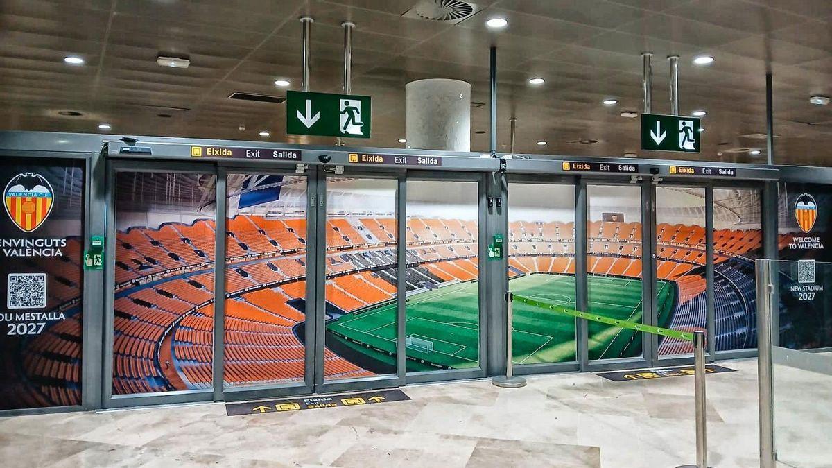Las puertas tematizadas disponen de un código QR con información sobre el Nou Mestalla.