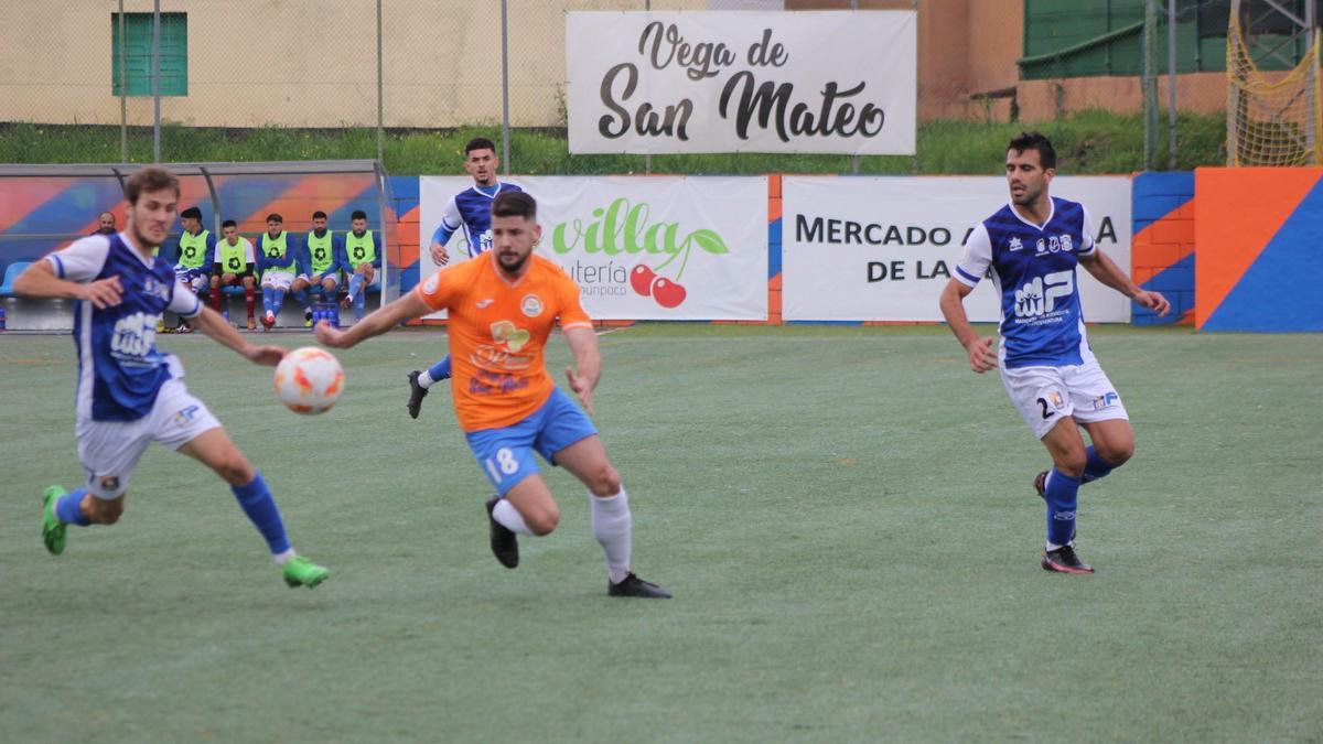 Cristian Padrón pugna por controlar un balón ante un rival del Unión Puerto