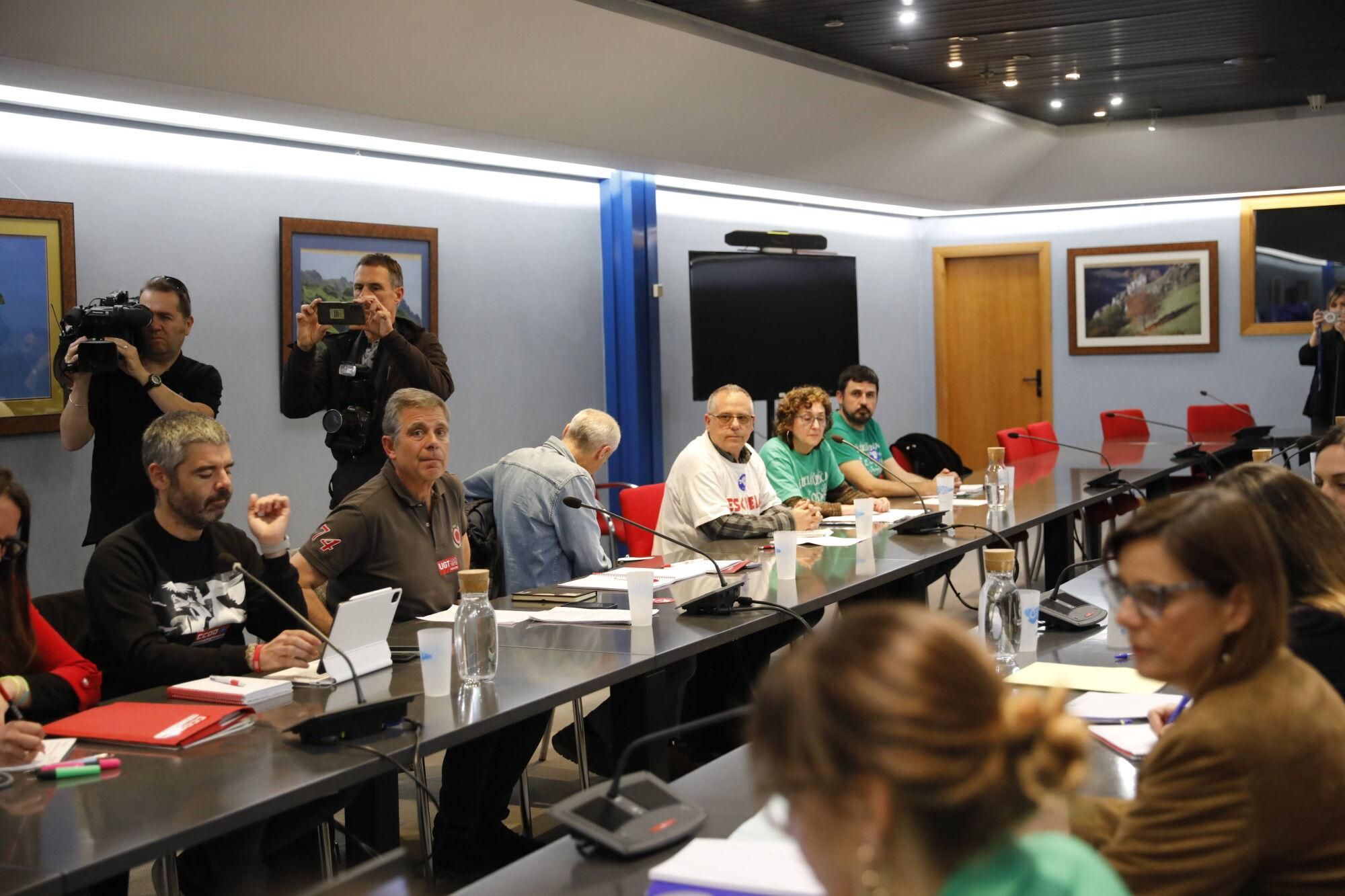 Cientos de profesores se concentran en Oviedo mientras Gobierno y sindicatos negocian.