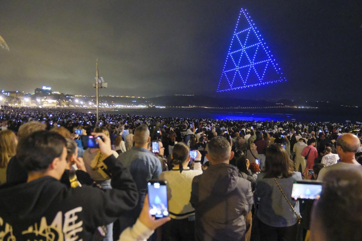 Espectáculo de drones en Las Canteras para anunciar el nuevo disco de Quevedo, 'El Baifo'