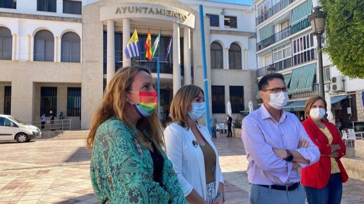 Los portavoces de la oposición, ante el Ayuntamiento de Rincón de la Victoria.