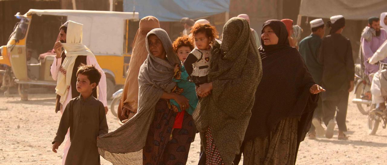 Cada vez más mujeres y niños tratan de abandonar Afganistán.