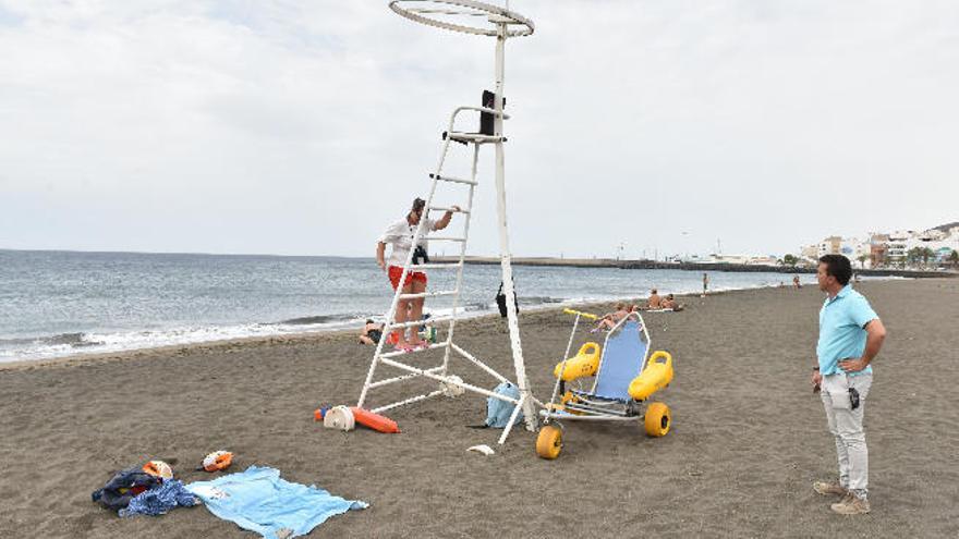 Los socorristas en la playa de Gran Tarajal.