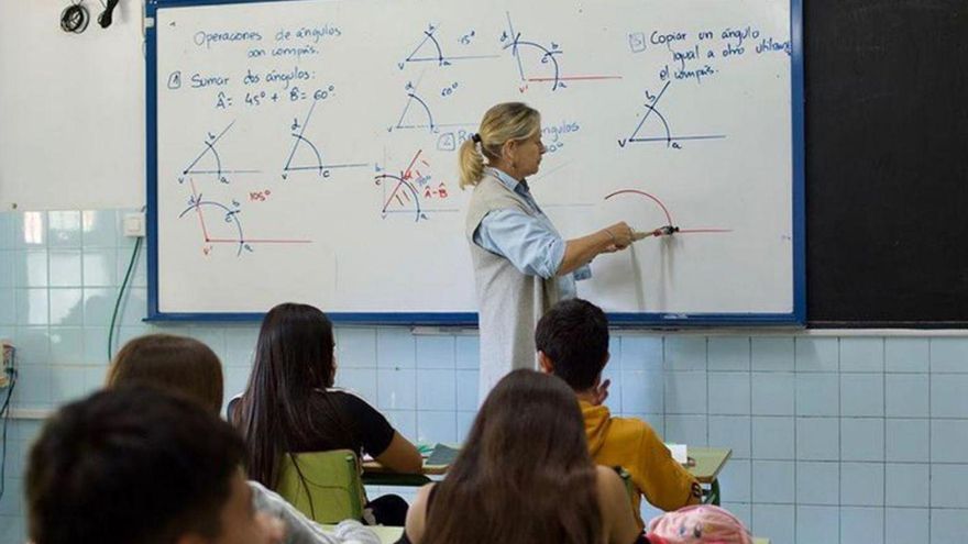 Una profesora dando clase. |  FDV
