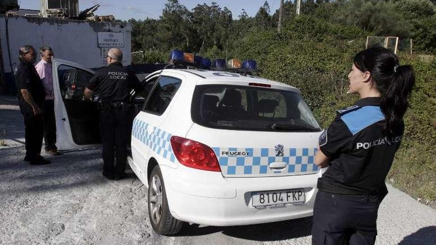 La Policía Local de Redondela, en uno de los numerosos precintos que fueron ordenados contra la cementera de Vilar de Infesta. // FdV