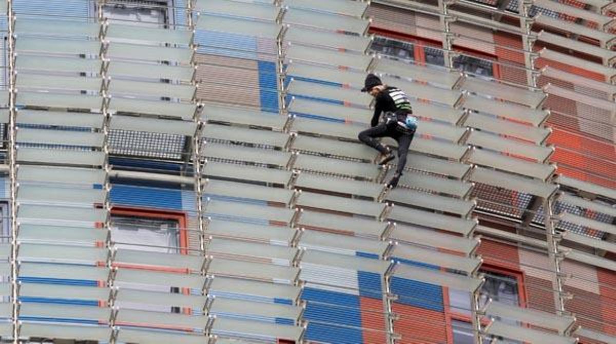 Un escalador puja la torre Agbar