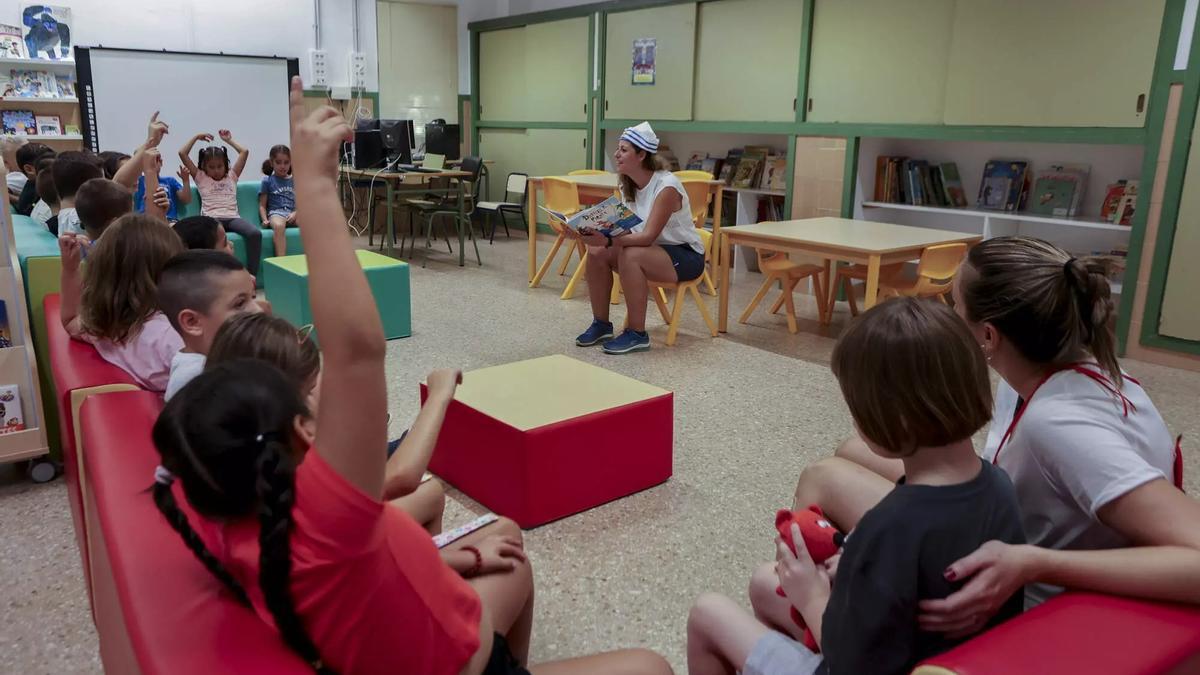Alumnado realizando actividades en el aula, en una imagen de archivo.