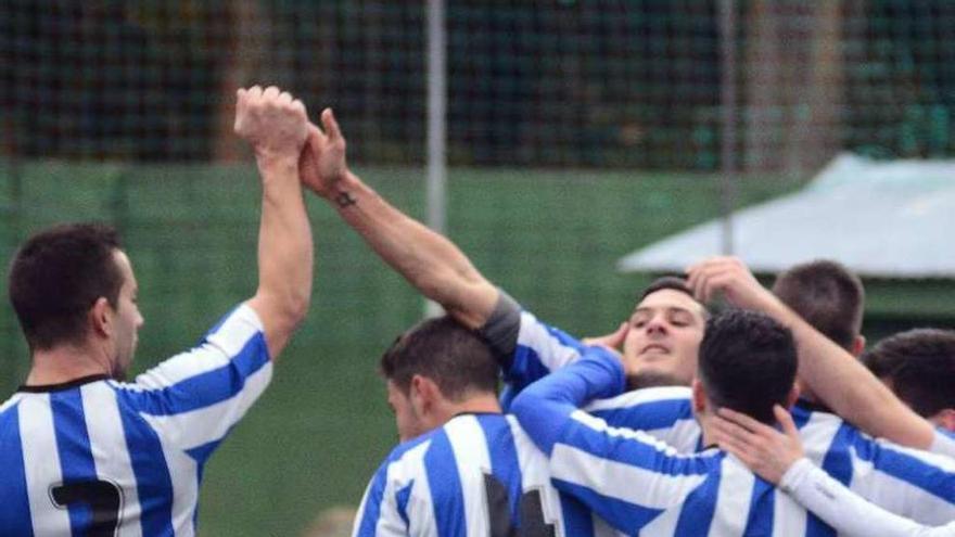 Los jugadores del Bahía felicitan a Gayo por su gol. // Gonzalo Núñez