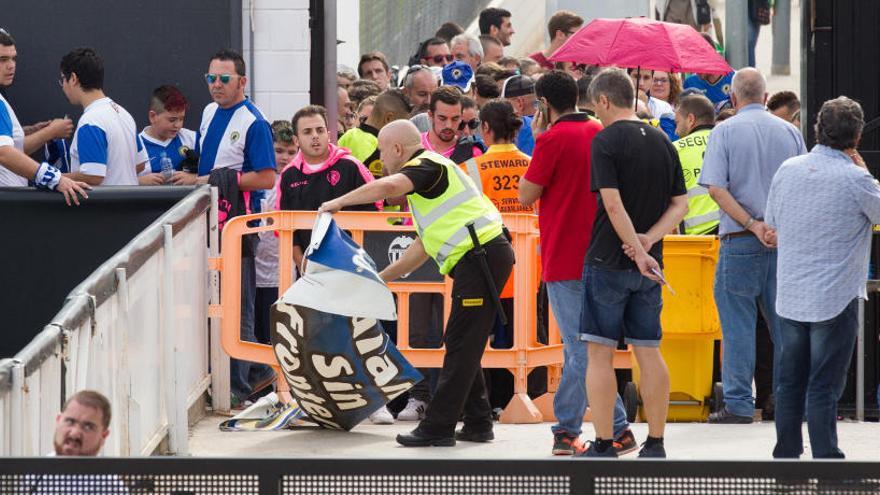 Aficionados del Hércules a las puertas de Paterna el 14 de octubre
