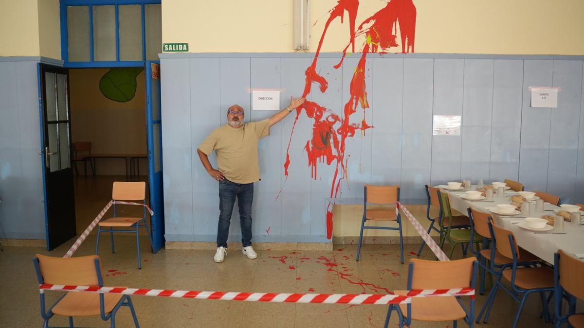 Pedro Oteros muestra las manchas de pintura provocadas por el vandalismo en el comedor de La Aduana.