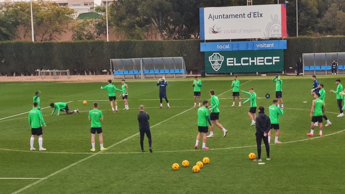 Los futbolistas del Elche, durante el entrenamiento de este martes