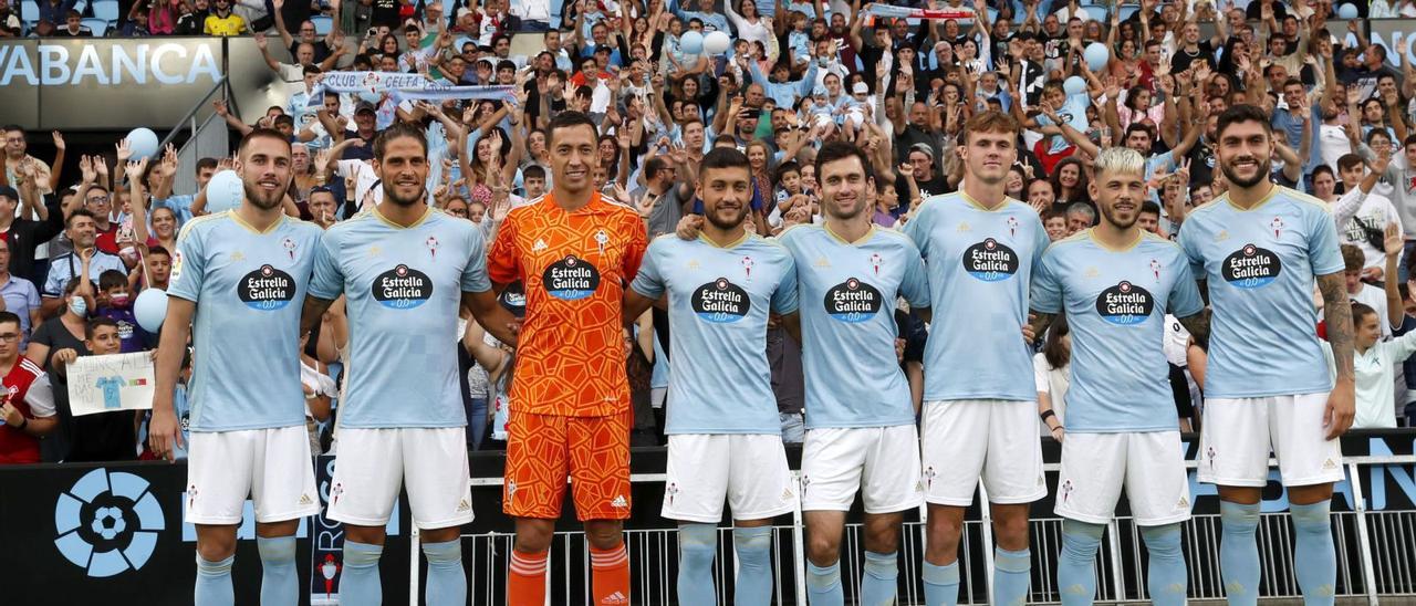 De izquieda a derecha: Mingueza, Paciencia, Marchesín, Óscar, Luca , Swedberg, Carlos Pérez y Unai en su presentación en Balaídos.