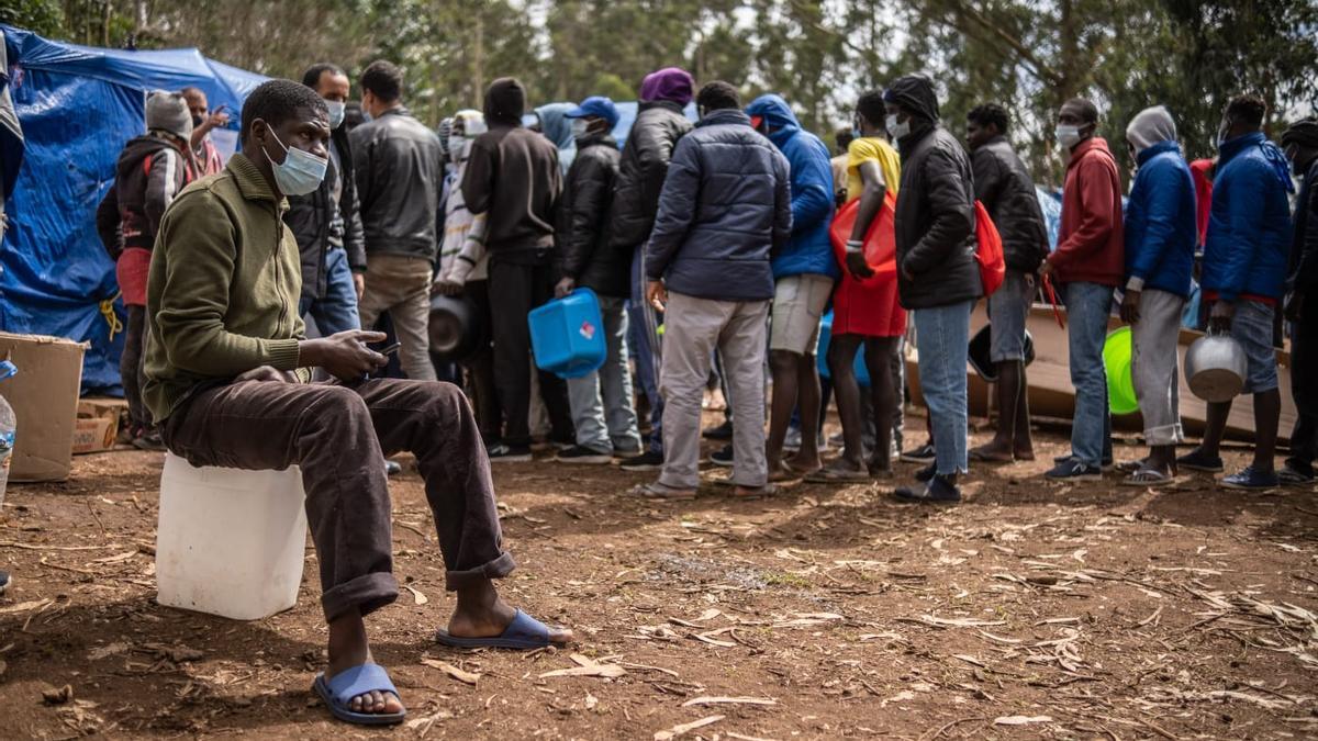 Varios migrantes detenidos tras otra protesta por la comida en Las Raíces