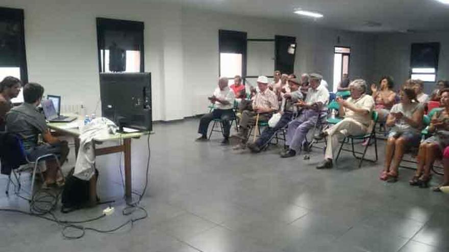 El público de Palacios del Pan se interesó sobre su habla en la conferencia de Pedro Gómez y Carlos Coca.