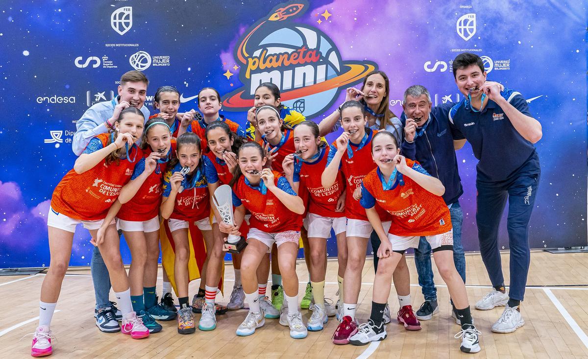 La selección alevín femenina de la Comunitat Valenciana, orgullosa de su subcampeonato de España.