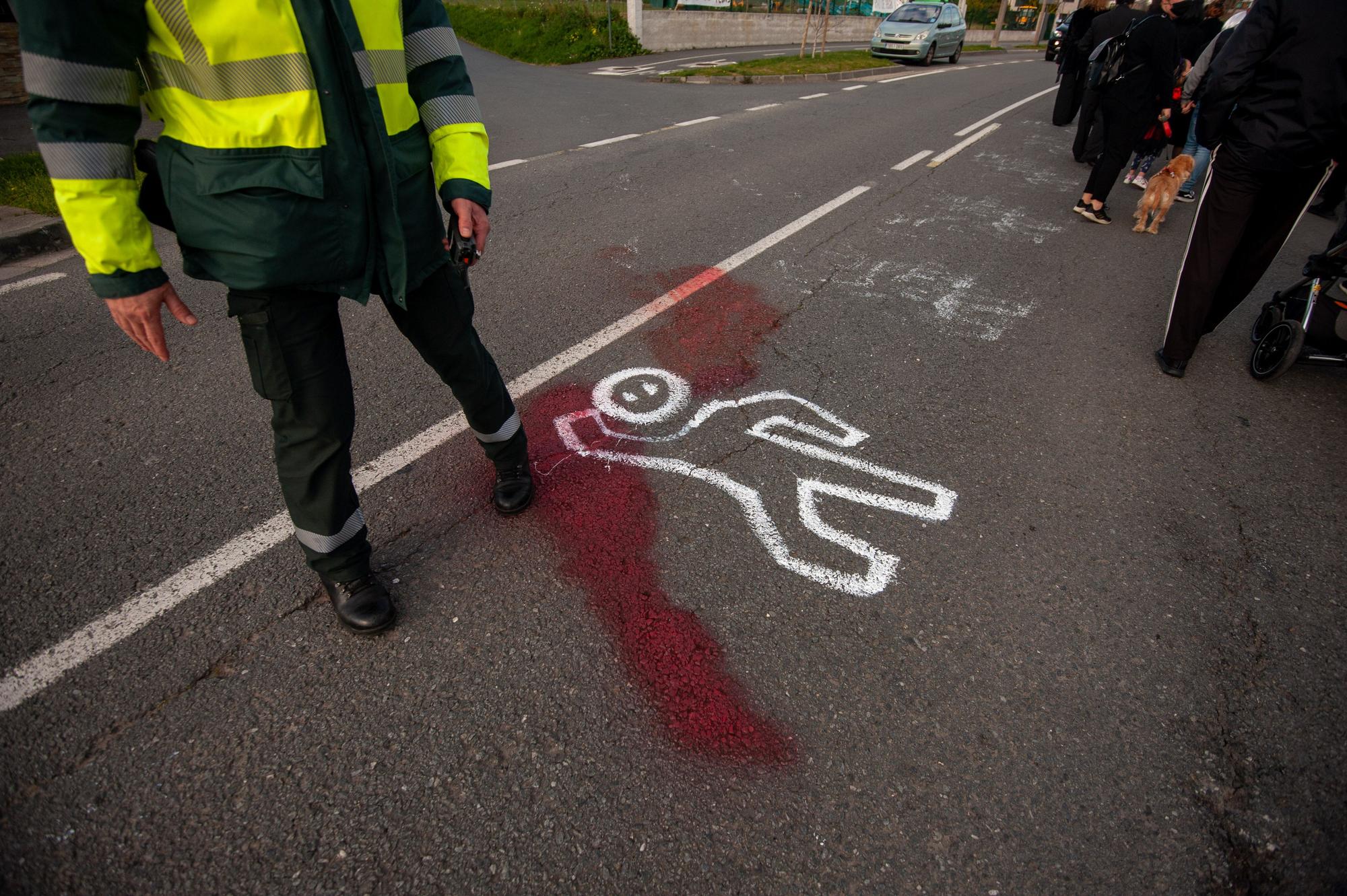 Residentes en O Couto en Oleiros escenifican una procesión fúnebre por una muerte por atropello en la carretera para pedir un paso peatonal