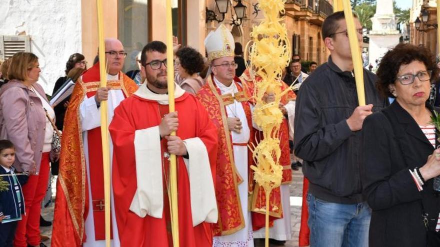 El obispo Francisco Conesa con la palma de Elche en Menorca.