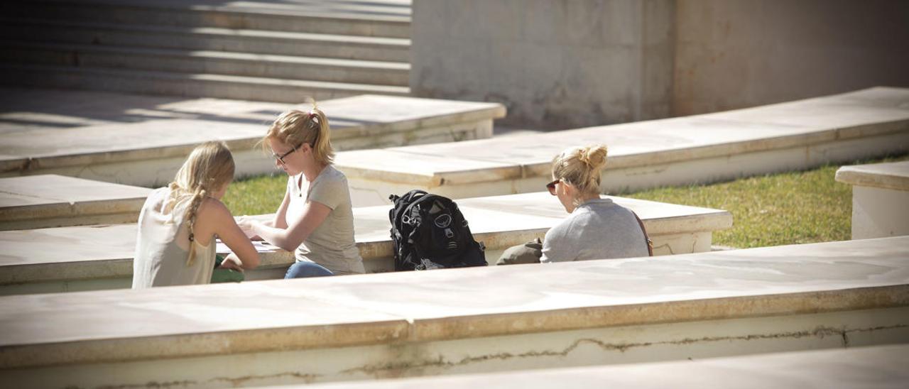 Estudiantes extranjeras, junto al Aulario II de la UA.