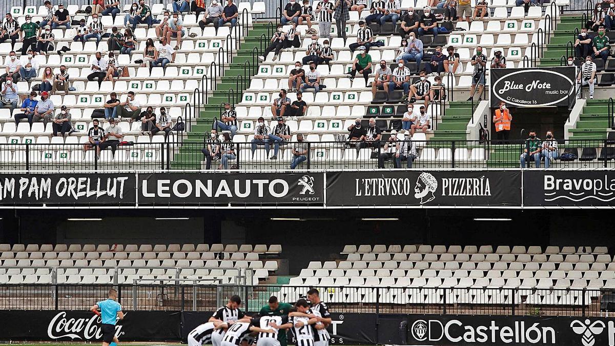 Imagen de una de las gradas de Castalia, con público, ayer por la tarde.  | EFE/DOMENECH CASTELLÓ