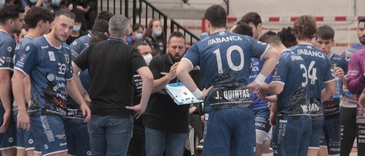 Nacho Moyano da instrucciones a sus jugadores en un tiempo muerto ante Huesca.