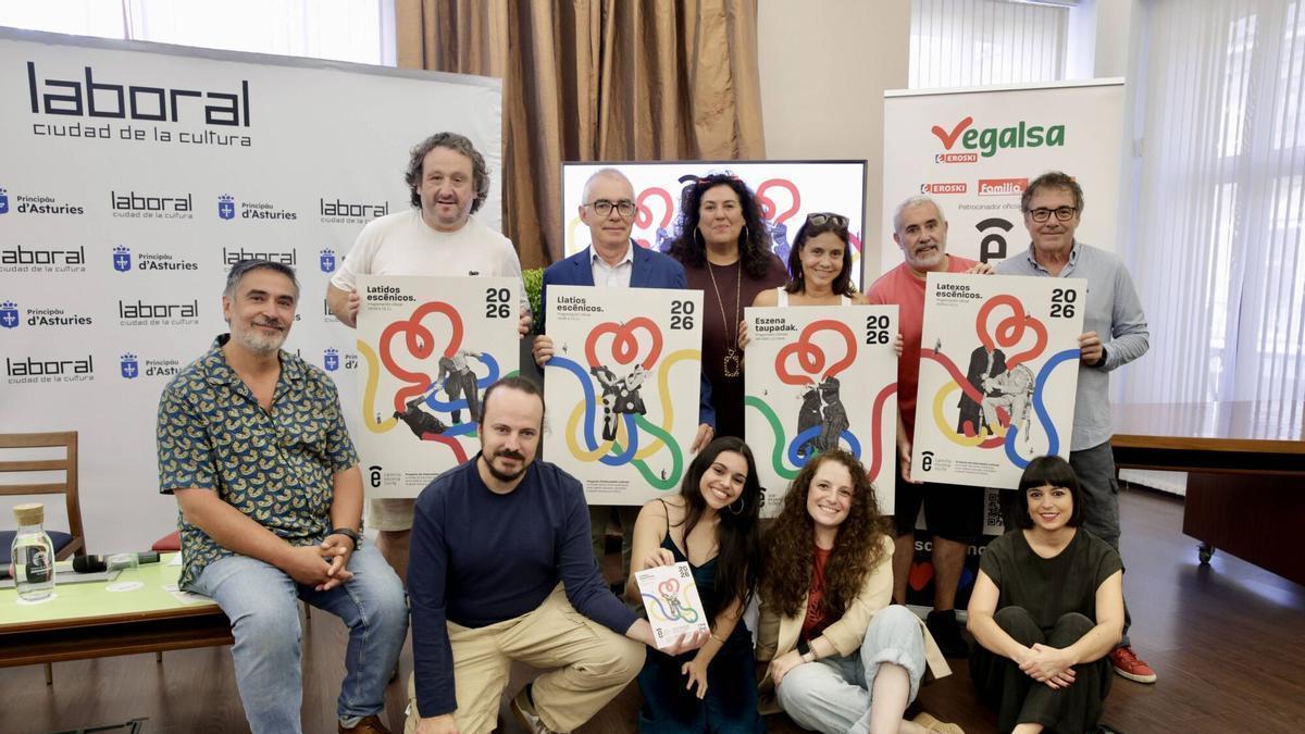 Organizadores, responsables y participantes de Camino Escena Norte, en la presentación celebrada en La Laboral de Gijón.