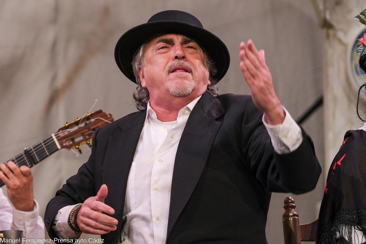 El Selu durante la actuación de su chirigota en 2024.