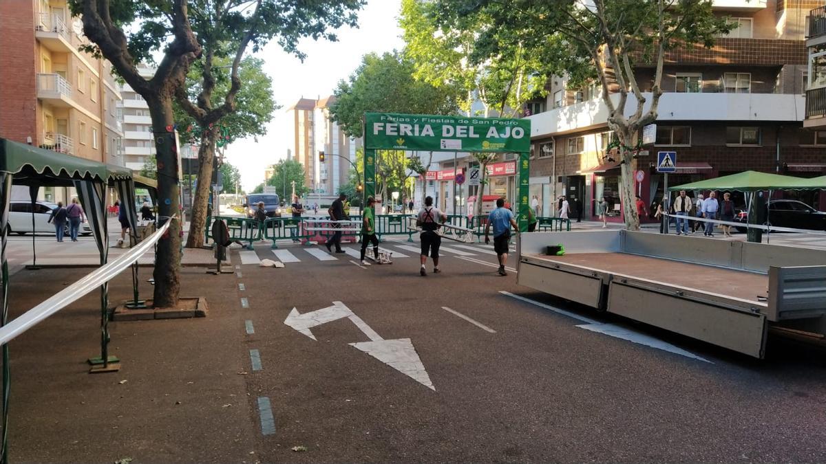 Preparativos de la Feria del Ajo en las Tres Cruces, avenida cortada al tráfico.