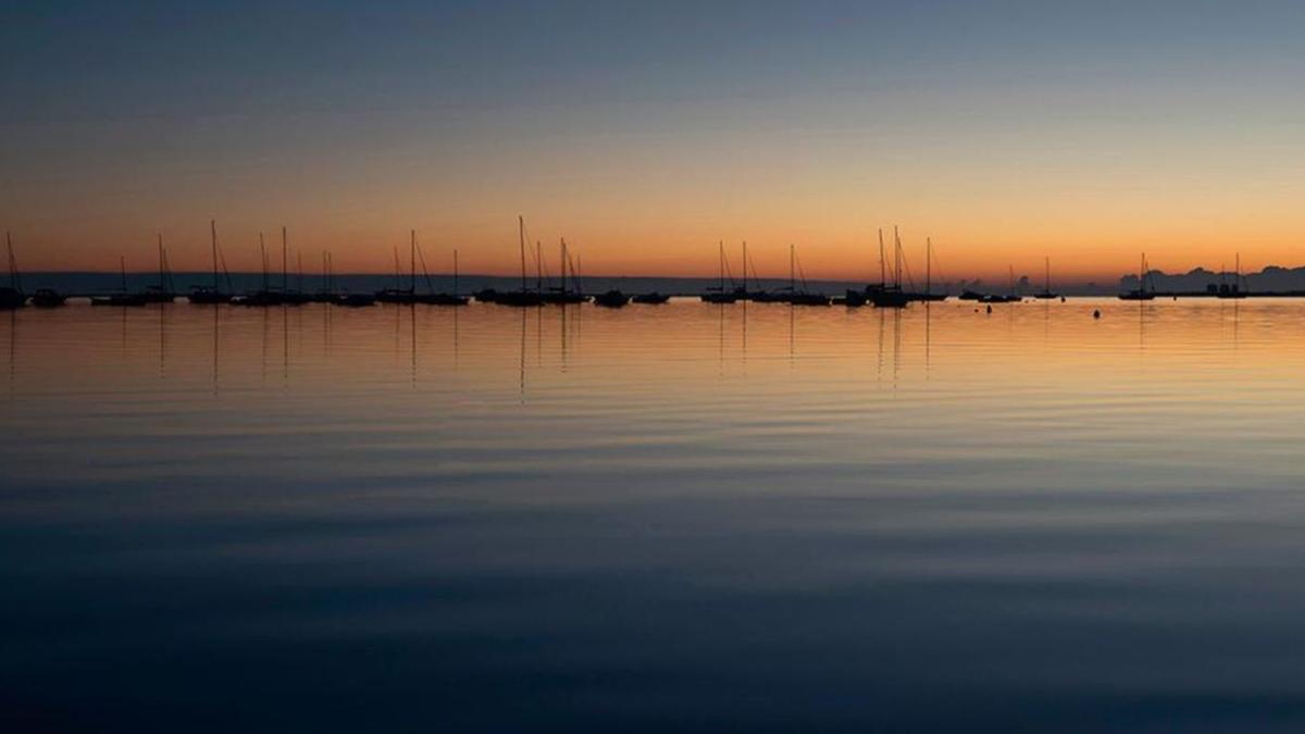 Foto panoramica del Mar Menor desde Los Alcázares. A la izquierda, foto de la fachada del MITECO. | EFE