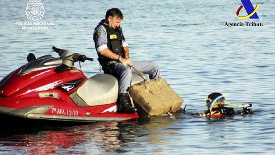 Una de las motos de agua empleada por los narcotraficantes. / efe