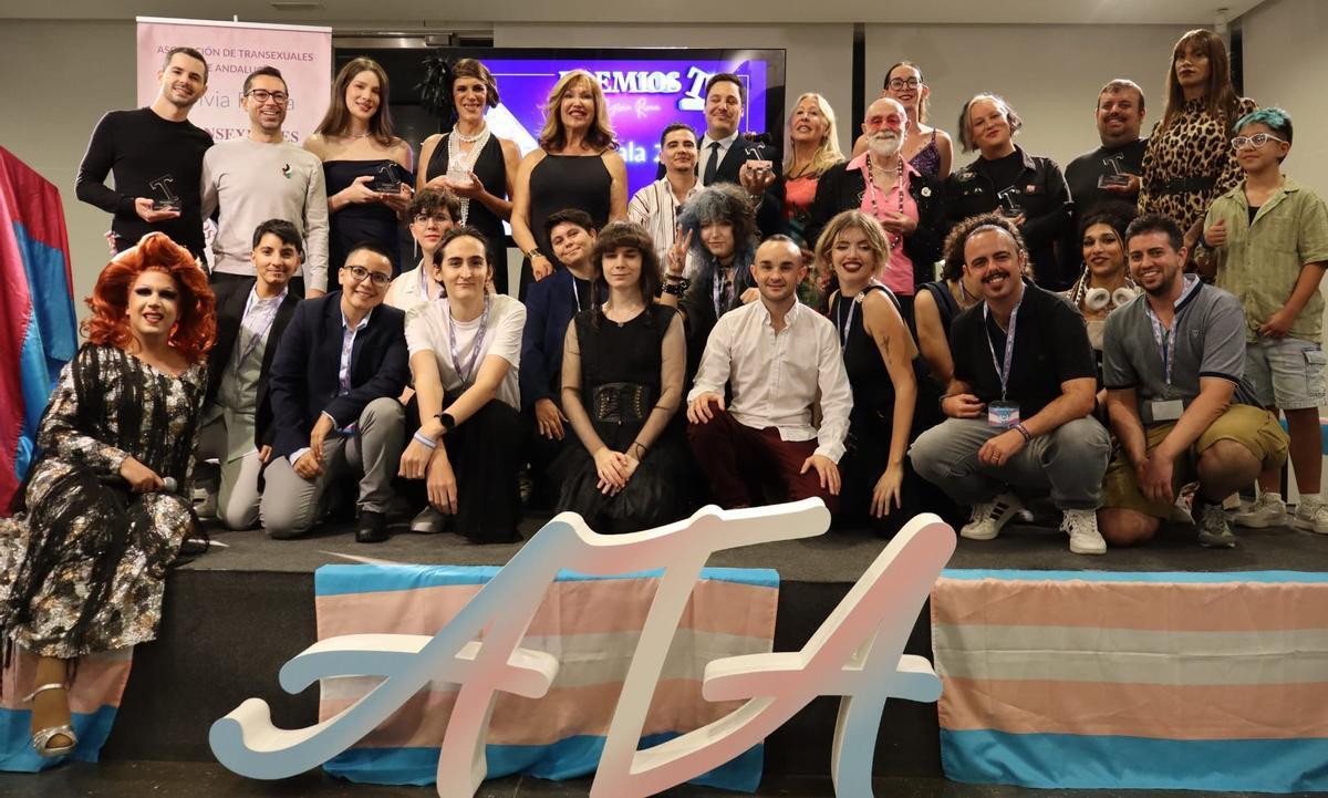 Foto de grupo con premiados y organizadores.