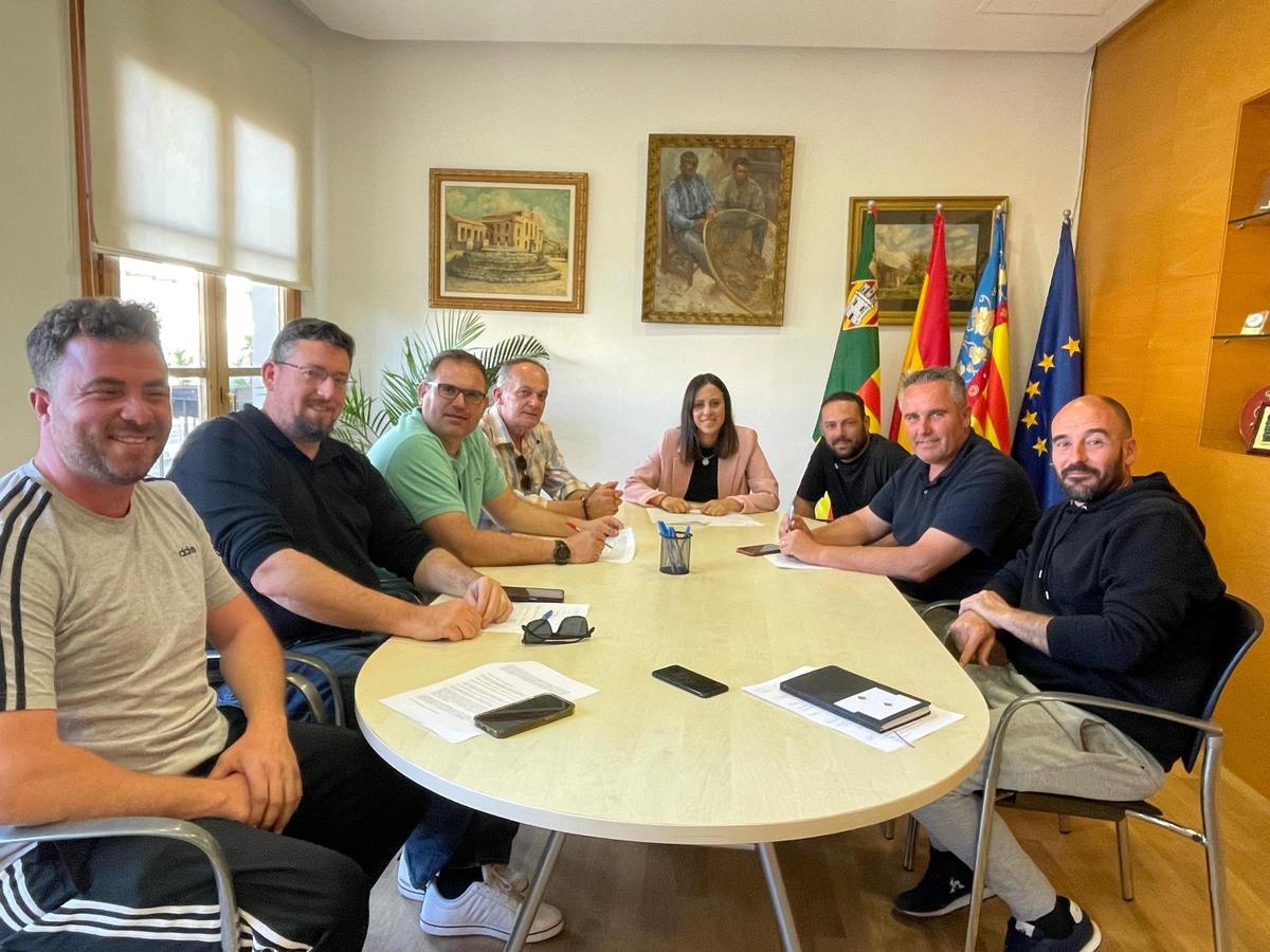 Reunión de seguridad en el Grau con el Ayuntamiento, la comisión de fiestas y la comisión del 'bou'.