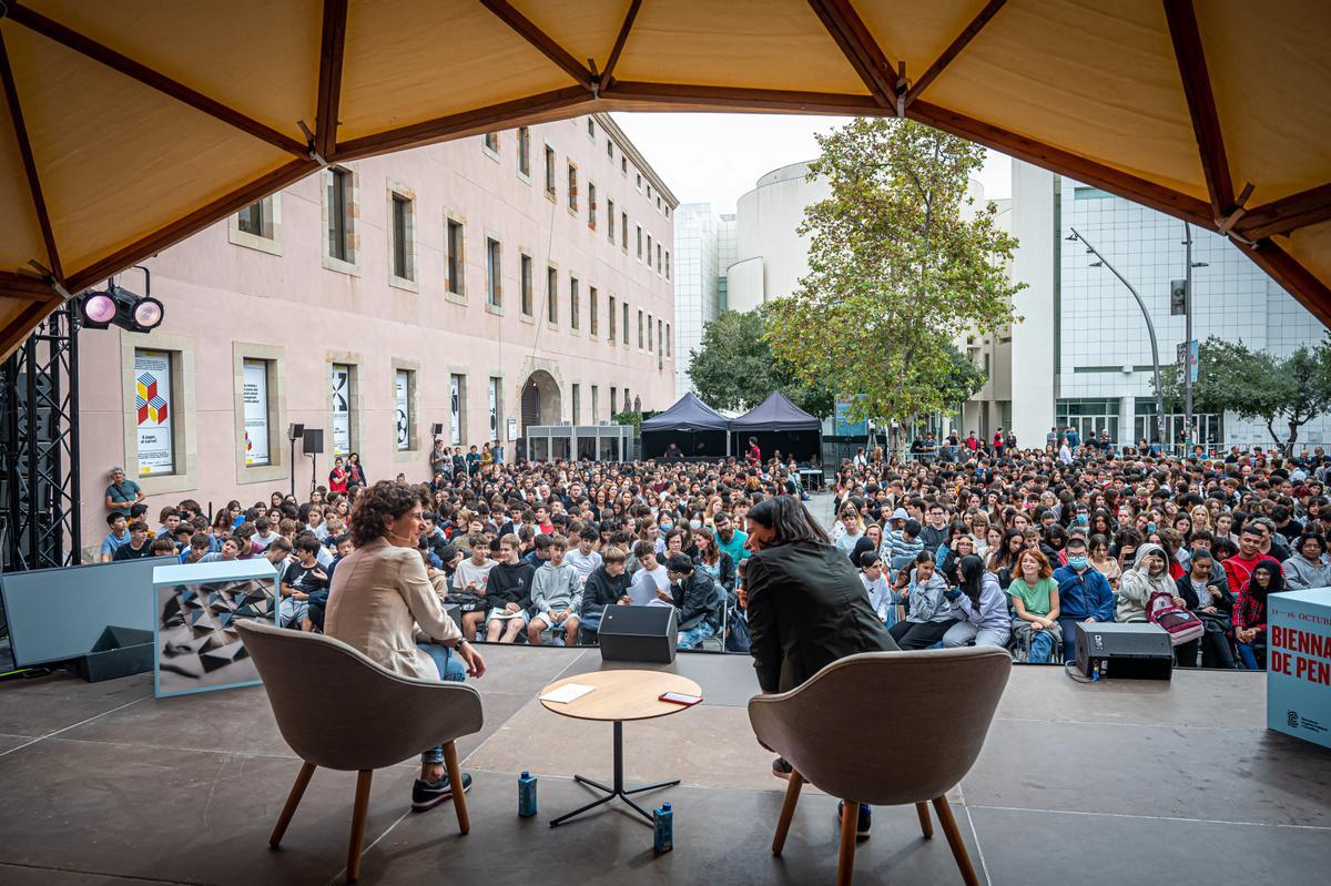 La filósofa Marina Garcés, en un encuentro con estudiantes en la Bienal de 2022.