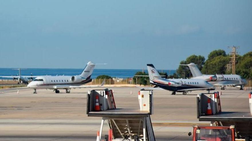 "Priorizar la aviación comercial" frente a los 'jets' privados: aprobada una moción del senador de Ibiza y Formentera