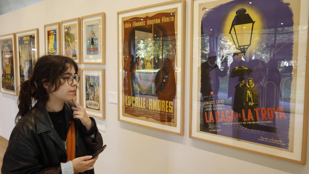 Muestra de carteles de cine en el Muséu del Pueblu d'Asturies