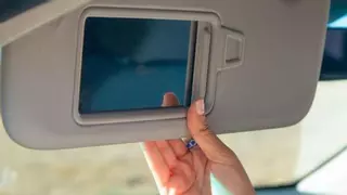 La Guardia civil ya extrema la vigilancia en las viseras parasol de encima del conductor y copiloto: 200 euros y la retirada de dos puntos