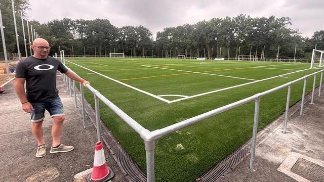 Antonio Martínez, presidente de la S. D. Colloto, ante el nuevo campo de fútbol de Colloto. | J. A. O.