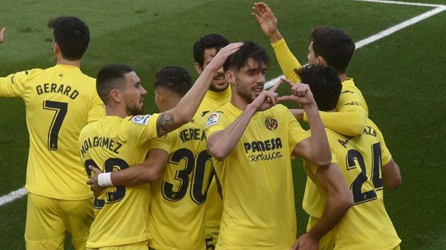 El Villarreal se reconcilia con su estadio y sigue en la carrera europea tras ganar al Levante (2-1)