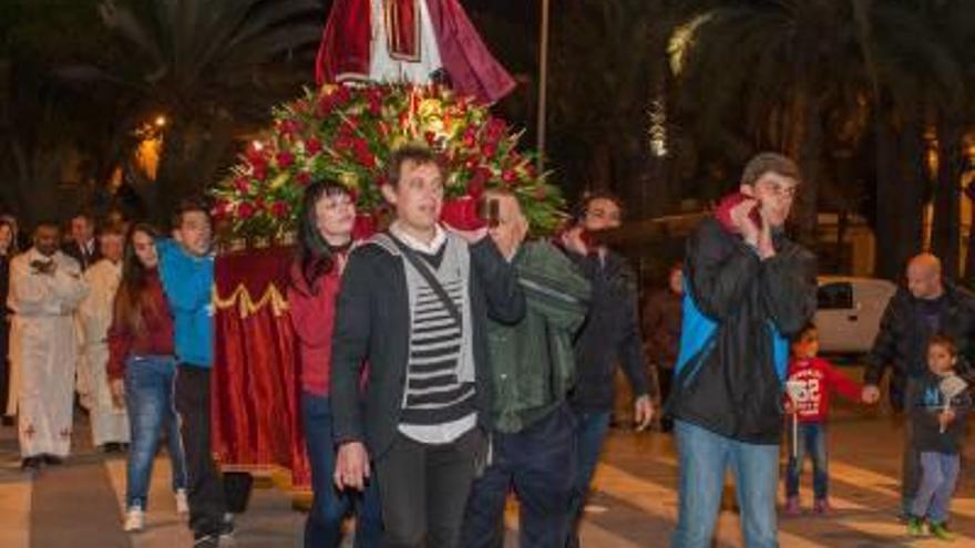 Los más fieles acompañaron a San Antón en procesión por las calles del barrio.