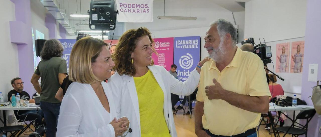 Noemí Santana, Gemma Martínez y Antonio Pérez, el domingo en la sede de Unidas Sí Podemos en Guanarteme.