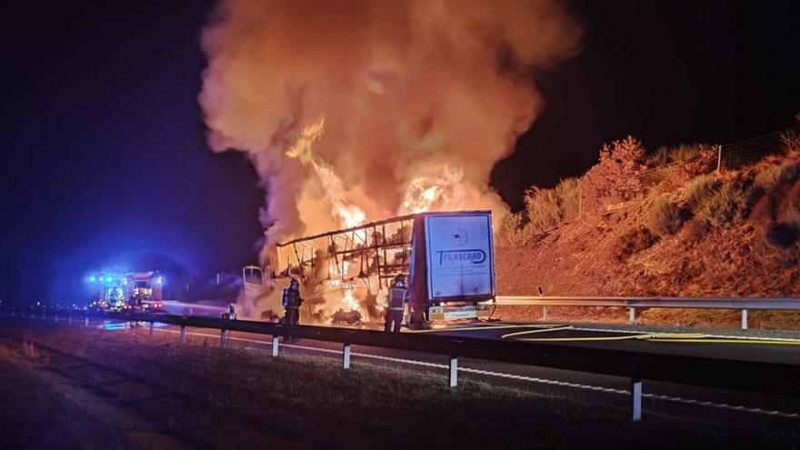 El camión incendiado en la autovía. | Guardia Civil